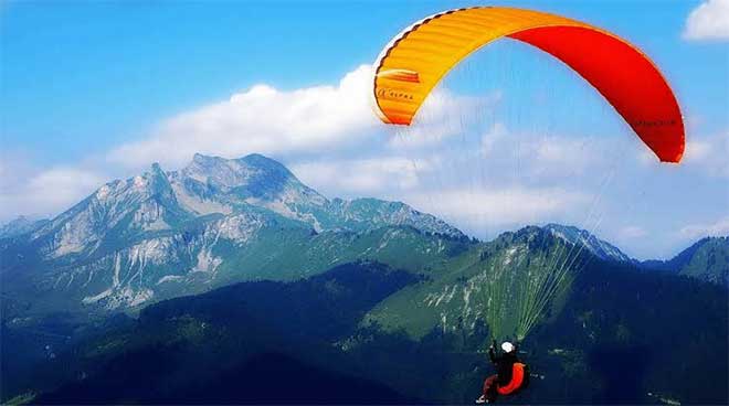 पर्यटकों और मानव परिंदों से गुलज़ार हुई विश्व प्रसिद्ध बिलिंग घाटी