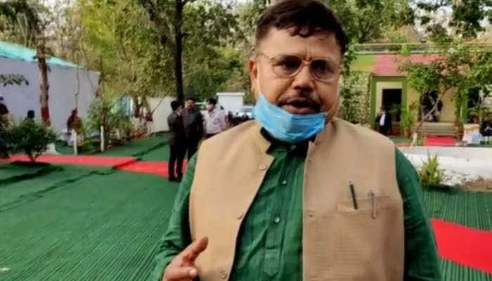मिसाल- जब तक सड़क न बनी तब तक नहीं पहनीं मंत्री जी ने चप्पलें