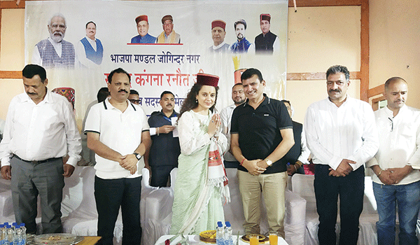 आपको शर्म नहीं आती, ऑफिस में बैठकर हंसते हो