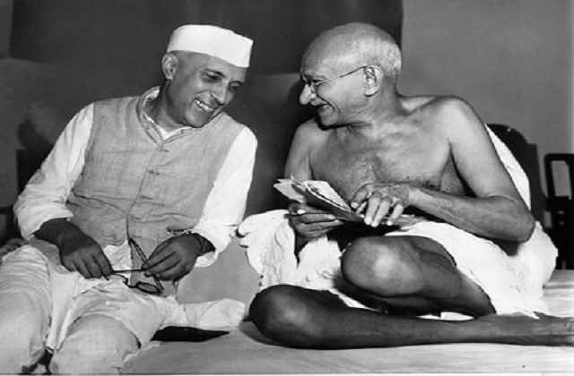 महात्मा गांधी और पंडित नेहरू आज की राजनीति में ‘विलेन’ क्यों?