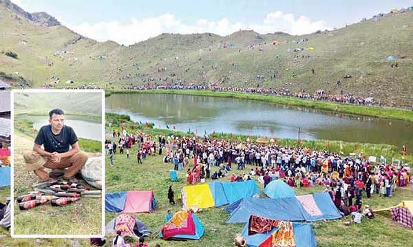 देवस्थल बना पार्टी स्पॉट, मंदिर के पास शराब की बोतलों के ढेर