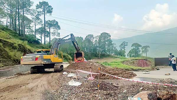 कोटरोपी में युद्ध स्तर पर ज़ारी है क्षतिग्रस्त सड़क का मरम्मत कार्य