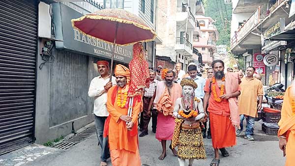 राधाष्टमी पर होने वाले शाही स्नान के लिए रवाना हुई दशनाम छड़ी