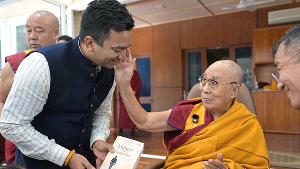राकेश प्रजापति का “Lighter Than Yesterday” उपन्यास की पहली प्रति दलाईलामा को भेंट
